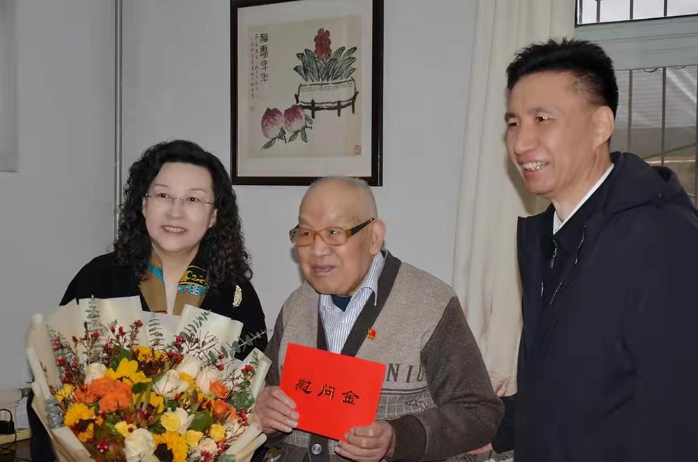 濟(jì)南產(chǎn)發(fā)集團(tuán)黨委副書記、總經(jīng)理黃蓓走訪慰問離休老干部、老黨員